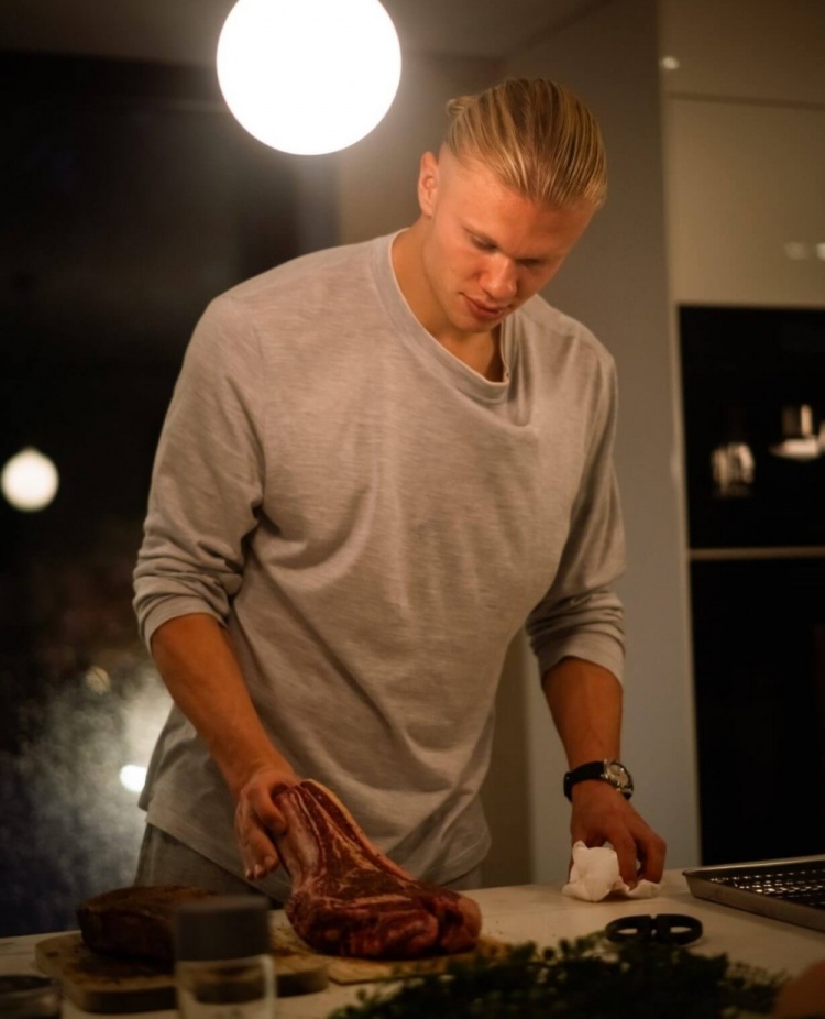 哈兰德在家使用红外线理疗促进血液循环,本人是吃货&烹饪爱好者